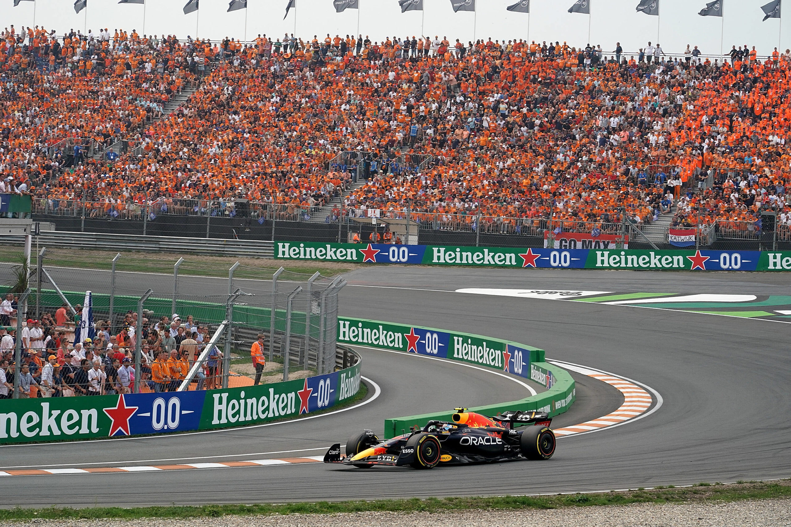 Max Verstappen rijdt naar de overwinning op Zandvoort