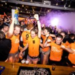 Feestende Oranje supporters